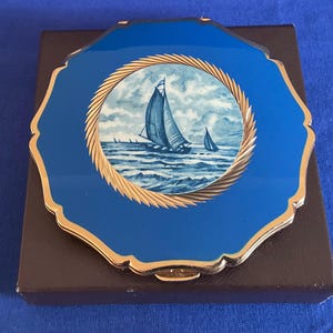 Polvo compacto Stratton. Vintage. Azul y dorado. Regata. Coleccionable.