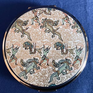 Polvo compacto Stratton. En caja. Vintage. Época de los 60. Guerreros y Dragones. Convertible. Coleccionable. Ideal para regalar.
