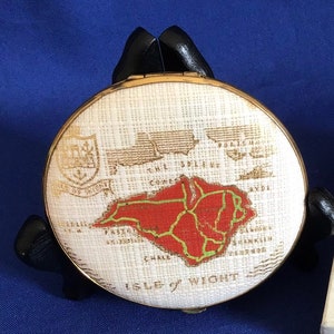 Gwenda Powder Compact. Early Date Stamp. In good vintage condition. Collectible.