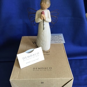 Figurine en saule « ange aimant » par Susan Lordi. COFFRET. Comme neuf. Carte. Article à collectionner. Beau cadeau.