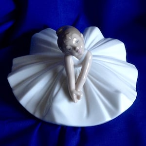 Nao Lladro Figurine. Gorgeous  Sitting Ballerina.  Good Condition. Sculptor Jose Puche.