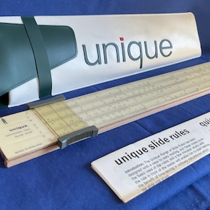 Vintage 'unieke' universele rekenliniaal. Twee. Verzamelobject. Originele hoes. Instructiefolder. Als nieuw.
