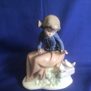 Lladro NAO Figurine, Handmade in Spain, “Ever So Gently&quot;. Retired. Sculptor Vincent Martinez. Daisa.