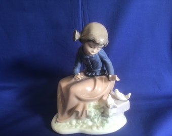 Lladro NAO Figurine, Handmade in Spain, “Ever So Gently". Retired. Sculptor Vincent Martinez. Daisa.