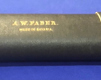 Una regla de cálculo de W Faber. Fabricado en Baviera. Estuche de cuero. Coleccionable.