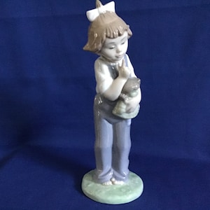 Lladro Nao Figurine of Girl Holding her Doll. no:1069 ‘Hush’ UNBOXED