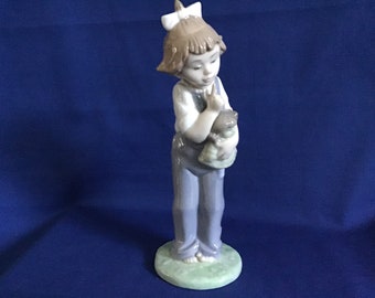 Figurine Lladro Nao représentant une fille tenant sa poupée. n° : 1069 « Hush » SANS BOÎTE