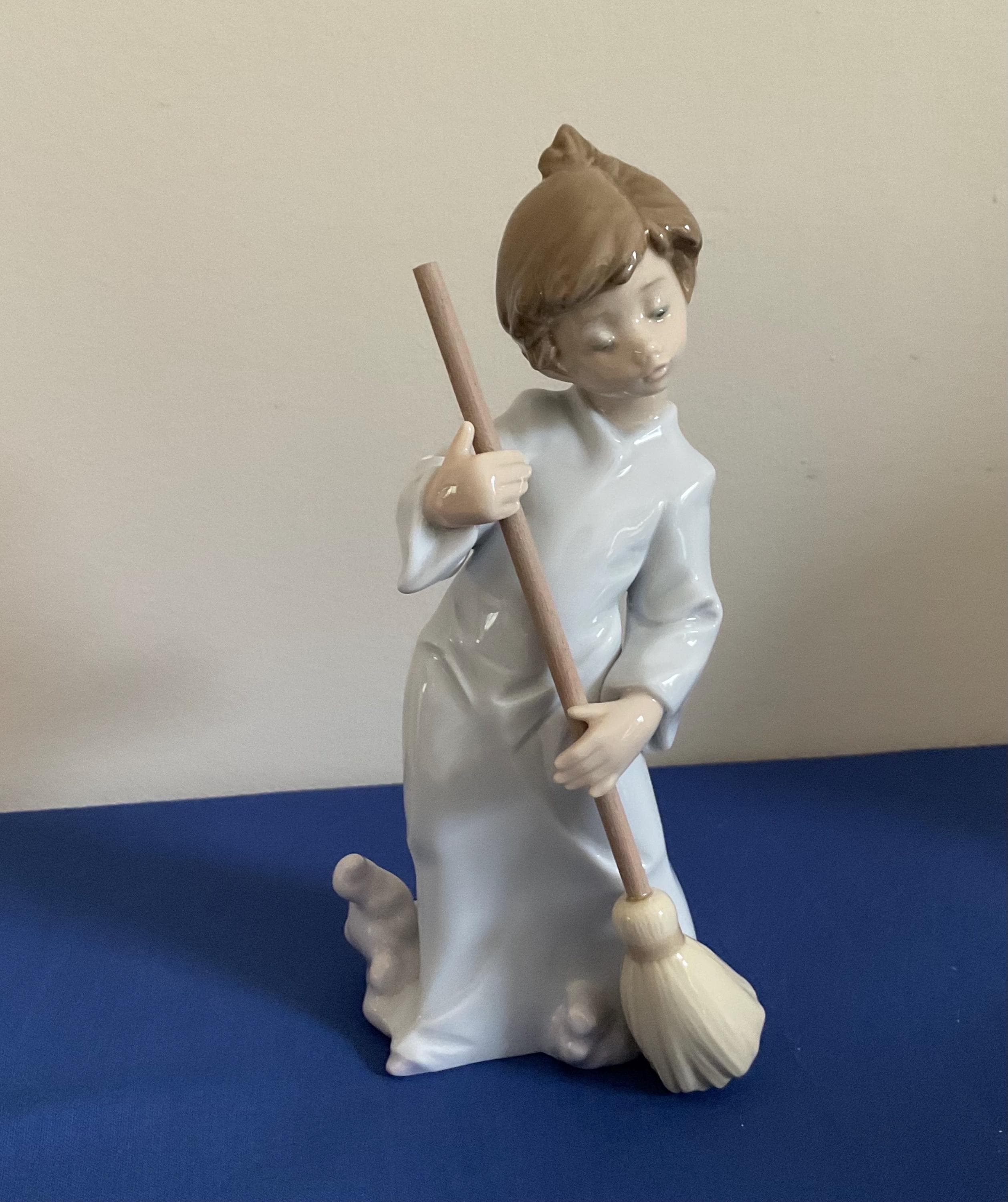 リアドロ sweep away the cloud 5726 Lladro Angel. Sweep Away the Clouds.05726 BOXED - Etsy