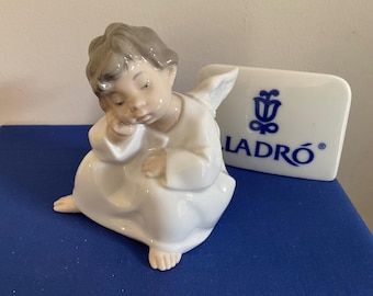 Lladro 4539 Thinking Angel . Approx 4.5” high inches tall.BOX in very good condition. Ideal Gift.