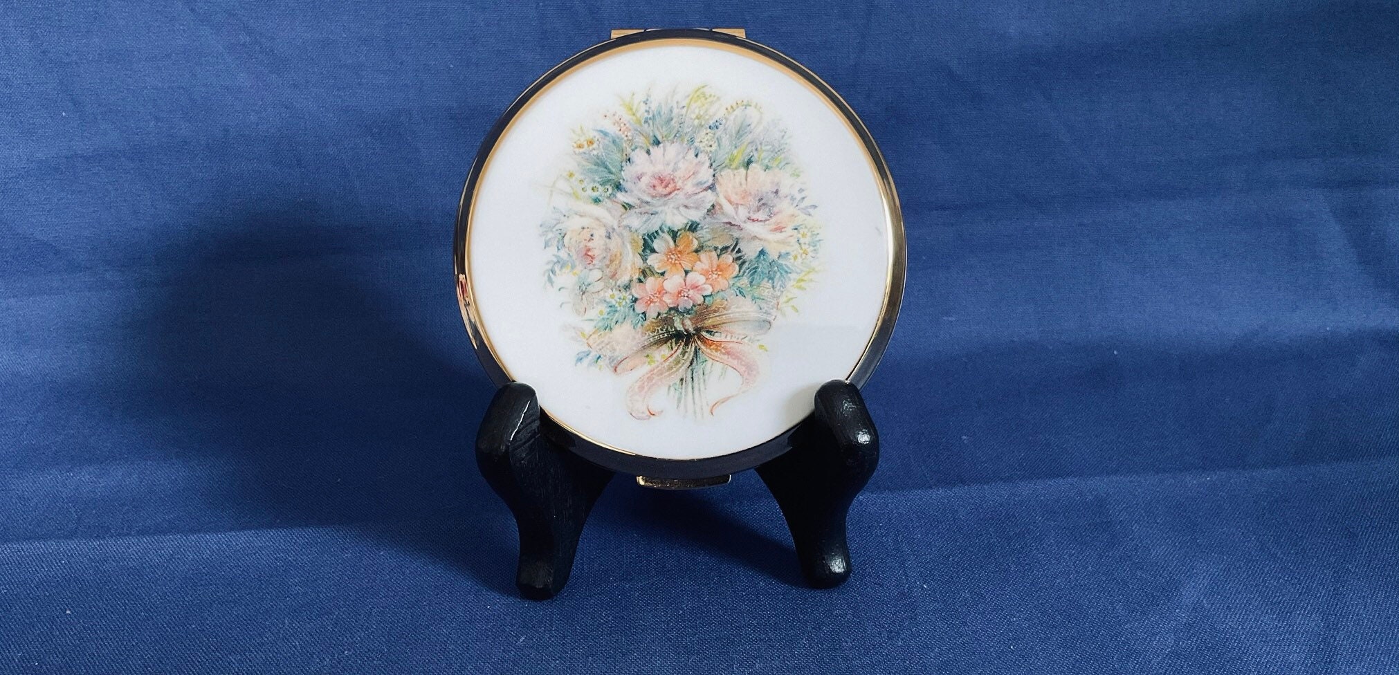 アンティークストラットコンパクト Vintage Stratton Compact. Beautiful Enamel Decorative Lid. White