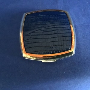 Vintage Mid Century Puderdose. Blau. Silberfarbenes Metall. Unbenutzt. Ära 1980.