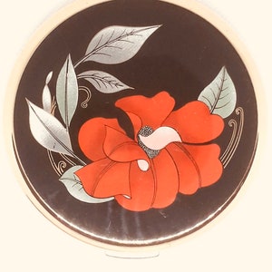 Beautiful Stratton Compact. Art Deco. Era 1970&#39;s. In good vintage condition. Striking colour patterns.
