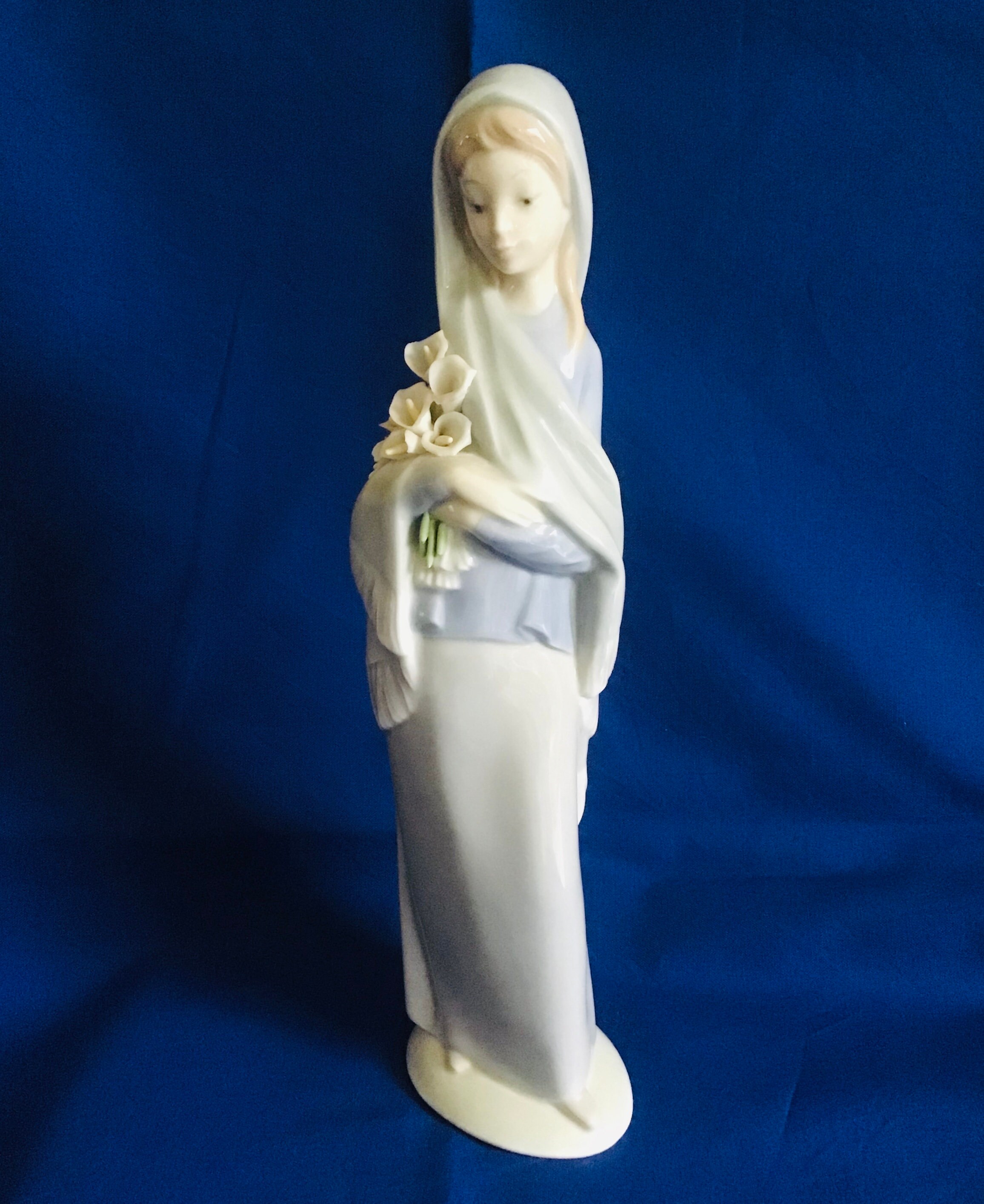 Vintags Genuine Lladro Figurine. Young Girl in Headscarf Holding