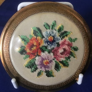 Vintage Kigu Powder Compact. Possible Era 1950’s/60’s.