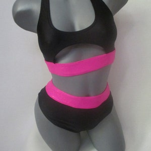 Jaren 80 bikini retro badpak 2-delige crop top hoog uitgesneden hoog getailleerde uitgesneden element brutaal broekje zwart en roze badpak vintage look