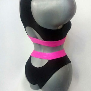 Jaren 80 bikini retro badpak 2-delige crop top hoog uitgesneden hoog getailleerde uitgesneden element brutaal broekje zwart en roze badpak vintage look