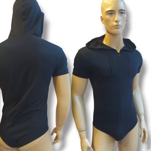 Body perizoma con cerniera a doppio cursore, maglietta a maniche corte con cappuccio, intimo perizoma con maniche corte, cappuccio e apertura con cerniera.