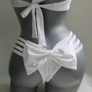 Perizoma bianco da sposa, bikini sfacciato con fiocco, top a fascia con spalline sottili, perizoma brasiliano con fiocco, costume da bagno sfacciato con fiocco.
