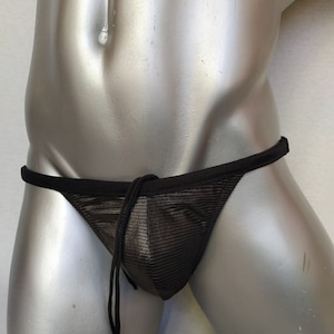 Op de afbeelding: Zwarte mesh zwembroek met een zwarte trekkoord. De zwembroek heeft een lage taille en een brede tailleband.