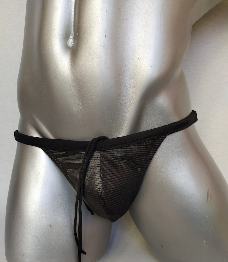 Op de afbeelding: Zwarte mesh zwembroek met een zwarte trekkoord. De zwembroek heeft een lage taille en een brede tailleband.