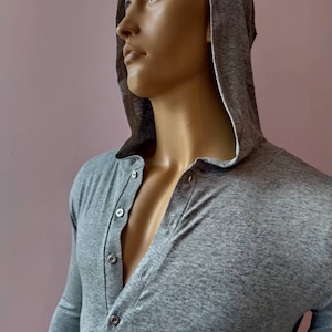 Body con cappuccio da uomo: intimo a maniche lunghe con bottoni sul davanti