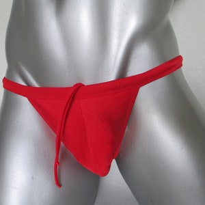 Op de afbeelding: Rode string bikini onderkant met een strik aan de voorkant.