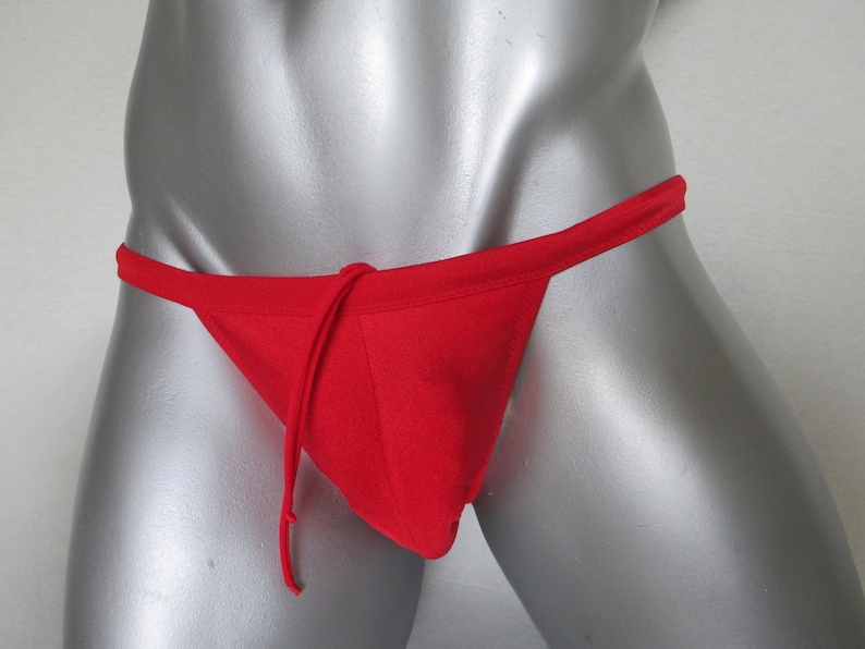 Op de afbeelding: Rode string bikini onderkant met een strik aan de voorkant.