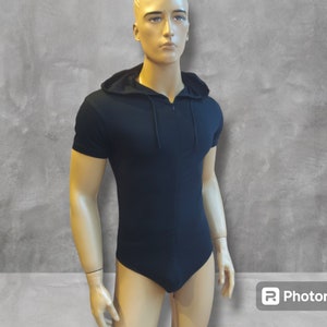 Body da uomo con perizoma e cerniera a doppio cursore, maglietta a maniche corte con cappuccio, intimo, apertura con fibbia inferiore, cappuccio e cerniera anteriore.