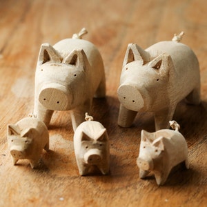 Handmade Wooden Pig Family – Carved Farmhouse Decor Figurines (Set of 5)