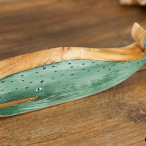 Handgemaakt houten walvisornament | Rustiek decor groene vinvis | Vrijstaande oceaandierensculptuur | Cadeau-idee voor nautisch strand Home