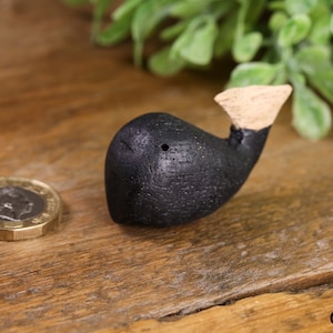 Handgesneden houten walvis – zwart lichaam met natuurlijke staart, klein handgemaakt zeedierbeeldje, nautisch plankdecor, cadeau-idee