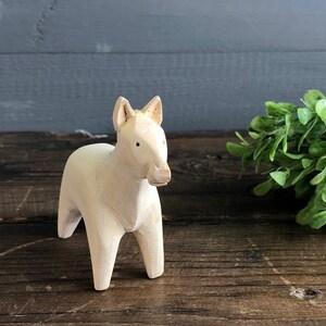 Handgesneden houten paard – Groot mini-beeldje van natuurlijk hout voor knutsel- en decoratiedoeleinden