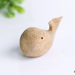Met de hand gesneden handgemaakte schattige kleine houten walvis Zeedier natuurlijk ornament
