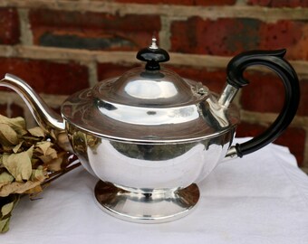 English tea party. Beautiful Vintage Cream and Gold Tea Pot by GIBSON 1950/'s Shabby Chic