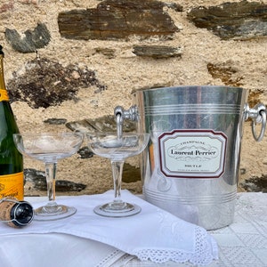 Franse vintage Laurent Perrier-champagne-emmer en 2 vintage gegraveerde champagnecoupes. Frans vintage café-bar chic