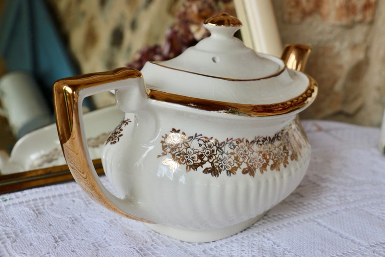 English tea party. Beautiful Vintage Cream and Gold Tea Pot by GIBSON 1950/'s Shabby Chic