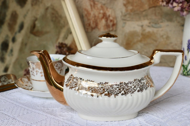 English tea party. Beautiful Vintage Cream and Gold Tea Pot by GIBSON 1950/'s Shabby Chic