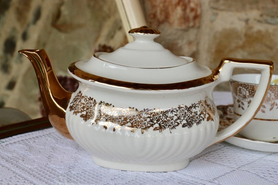 English tea party. Beautiful Vintage Cream and Gold Tea Pot by GIBSON 1950/'s Shabby Chic