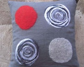 Decorative cushion "Dots" with hand-felted design in merino wool and silk on linen fabric. 