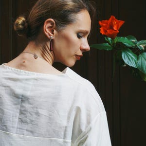 T-shirt en Lin et Bambou Fait Main | Haut d&#39;Été Doux et Respirant | Style Minimaliste
