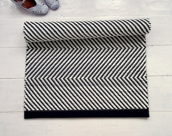 Tapis zigzag bleu marine et blanc, tapis géométrique, tapis scandinave, tapis en coton, tapis de cuisine, tapis d'entrée, fait main, lavable, sur commande