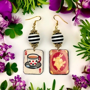 Oorbellen Alice in Wonderland, Alice Through the Looking Glass, White Rabbit-oorbellen, hartenkoningin, Mad Hatter, oorbellen theekopje leuke kaart