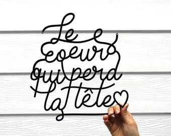 Lettrage en plexiglas® ou en bois à accrocher ou à suspendre au mur - Le coeur qui perd la tête