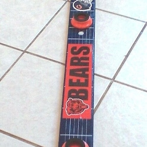 Unico nel suo genere, realizzato su misura per i Chicago Cubs, Blackhawks, N.D. e Bears, con chitarra Tailgate BAR SHOT!! È possibile personalizzare qualsiasi chitarra si desideri!!!