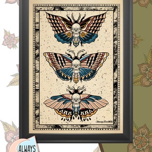 Może przedstawiać: Oprawiony wydruk artystyczny przedstawiający trzy stylizowane ilustracje motyli z czaszkami i szczegółowymi skrzydłami w kolorze niebieskim, beżowym i czarnym. Grafika ma estetykę vintage, z tekstem "Always Tired Co." na dole.