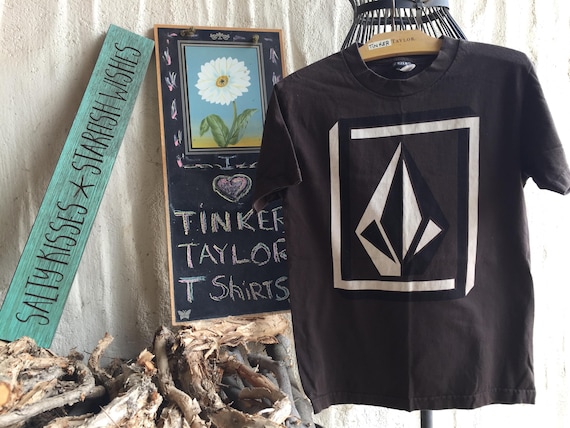 Volcom Short Sleeve T Shirt Size Small has a 13 x 10 inch logo on front 100% Pre-Shrunk Cotton
