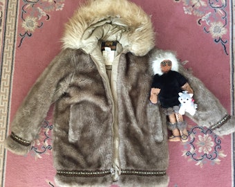 Stearns Hänsa-Bränta Goose Down ALASKAN PLUSH PARKA   Size Ladies Small but great for guys/gals Tan Brown with braid & faux fur trim on hood