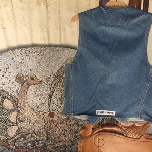 K&ouml;nnte beinhalten: Eine blaue Jeansweste mit einem wei&szlig;en Etikett, auf dem "Jensen Smith" steht.