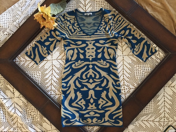 DRAMATIC ABSTRACT DESIGN Sweater Dress Bodi Con Tag says Large could fit Medium Super soft & Stretchy Cute with Booties 100% Polyester