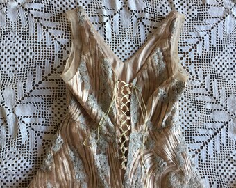 BADGLEY MISCHKA EVENING GoWN Size Medium Adjusts with Corset in back Tapers from the front to full length in back Could be a Wedding Dress